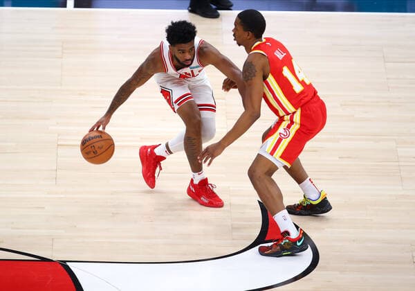 CHICAGO, IL - DECEMBER 29: Chicago Bulls Guard Coby White (0) is guarded by Atlanta Hawks Guard Malcolm Hill (14) during a NBA, Basketball Herren, USA game between the Atlanta Hawks and the Chicago Bulls on December 29, 2021 at the United Center in Chicago, IL. (Photo by Melissa Tamez Icon Sportswire) NBA: DEC 29 Hawks at Bulls Icon2112290606
