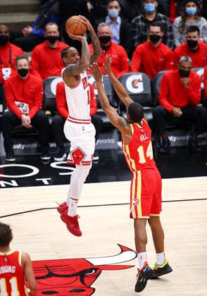 CHICAGO, IL - DECEMBER 29: Chicago Bulls Forward DeMar DeRozan (11) shoots the ball in action during a NBA, Basketball Herren, USA game between the Atlanta Hawks and the Chicago Bulls on December 29, 2021 at the United Center in Chicago, IL. (Photo by Melissa Tamez Icon Sportswire) NBA: DEC 29 Hawks at Bulls Icon2112290909