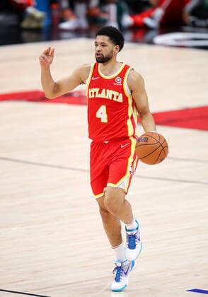 CHICAGO, IL - DECEMBER 29: Atlanta Hawks Guard Skylar Mays (4) in action during a NBA, Basketball Herren, USA game between the Atlanta Hawks and the Chicago Bulls on December 29, 2021 at the United Center in Chicago, IL. (Photo by Melissa Tamez Icon Sportswire) NBA: DEC 29 Hawks at Bulls Icon2112291010