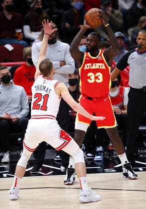 CHICAGO, IL - DECEMBER 29: Atlanta Hawks Forward Lance Stephenson (33) is guarded by Chicago Bulls Guard Matt Thomas (21) during a NBA, Basketball Herren, USA game between the Atlanta Hawks and the Chicago Bulls on December 29, 2021 at the United Center in Chicago, IL. (Photo by Melissa Tamez Icon Sportswire) NBA: DEC 29 Hawks at Bulls Icon2112291212