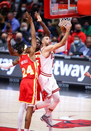 CHICAGO, IL - DECEMBER 29: Chicago Bulls Guard Zach LaVine (8) drives to the basket for a layup during a NBA, Basketball Herren, USA game between the Atlanta Hawks and the Chicago Bulls on December 29, 2021 at the United Center in Chicago, IL. (Photo by Melissa Tamez Icon Sportswire) NBA: DEC 29 Hawks at Bulls Icon2112291616