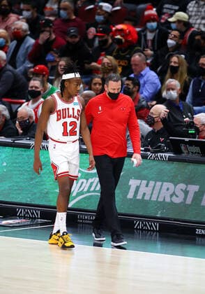 CHICAGO, IL - DECEMBER 29: Chicago Bulls Guard Ayo Dosunmu (12) talks with interim head coach Chris Fleming during a NBA, Basketball Herren, USA game between the Atlanta Hawks and the Chicago Bulls on December 29, 2021 at the United Center in Chicago, IL. (Photo by Melissa Tamez Icon Sportswire) NBA: DEC 29 Hawks at Bulls Icon2112291717