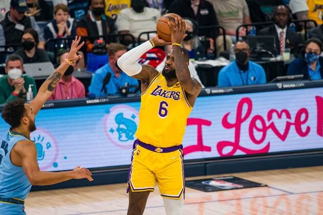 Lakers forward Lebron James (6) in the 1st half of the game against the Grizzlies, at FedEx Forum in Memphis, Tennessee, US, 29 December 2021. Lakers at Memphis Grizzlies Basketball !ACHTUNG: NUR REDAKTIONELLE NUTZUNG!  Copyright: xMATTHEWxA.xSMITHx AME6661 20211230-7bae10dbffe3f1e1a2b08fb3104695e28de7e31f