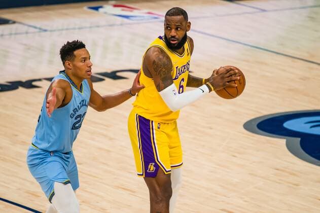Lakers forward Lebron James in the 1st half of the game against the Grizzlies, at FedEx Forum in Memphis, Tennessee, US, 29 December 2021. Lakers at Memphis Grizzlies Basketball !ACHTUNG: NUR REDAKTIONELLE NUTZUNG!  Copyright: xMATTHEWxA.xSMITHx AME6671 20211230-0e099b52c2907afd76f659bc4abfefe0ed80d4c8