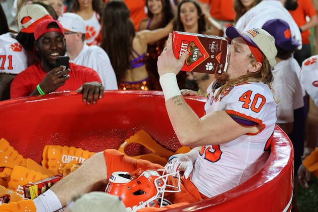Bilder des Jahres 2021, Sport 12 Dezember Sport Themen der Woche KW52 Sport Bilder des Tages December 29, 2021, Orlando, Florida, USA: Cheez-It Bowl - December 29, 2021: Clemson Tigers tight end Luke Price (40) celebrates after the game by eating Cheez-It crackers in the Cheez-It bowl after the game between the Clemson Tigers and the Iowa State Cyclones at Camping World Stadium, Orlando, Florida. Orlando USA - ZUMAj102 20211229_zap_j102_025 Copyright: xPeterxJoneleitx