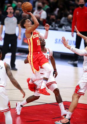 CHICAGO, IL - DECEMBER 29: Atlanta Hawks Guard Trae Young (11) in action during a NBA, Basketball Herren, USA game between the Atlanta Hawks and the Chicago Bulls on December 29, 2021 at the United Center in Chicago, IL. (Photo by Melissa Tamez Icon Sportswire) NBA: DEC 29 Hawks at Bulls Icon2112291818
