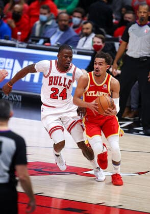 CHICAGO, IL - DECEMBER 29: Chicago Bulls Forward Javonte Green (24) and Atlanta Hawks Guard Trae Young (11) in action during a NBA, Basketball Herren, USA game between the Atlanta Hawks and the Chicago Bulls on December 29, 2021 at the United Center in Chicago, IL. (Photo by Melissa Tamez Icon Sportswire) NBA: DEC 29 Hawks at Bulls Icon2112291919