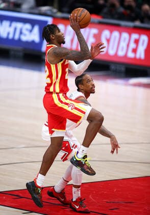 CHICAGO, IL - DECEMBER 29: Atlanta Hawks Forward Cam Reddish (22) in action during a NBA, Basketball Herren, USA game between the Atlanta Hawks and the Chicago Bulls on December 29, 2021 at the United Center in Chicago, IL. (Photo by Melissa Tamez Icon Sportswire) NBA: DEC 29 Hawks at Bulls Icon2112292020
