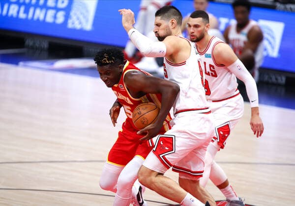 CHICAGO, IL - DECEMBER 29: Chicago Bulls Center Nikola Vucevic (9) posts up against Atlanta Hawks Center Clint Capela (15) during a NBA, Basketball Herren, USA game between the Atlanta Hawks and the Chicago Bulls on December 29, 2021 at the United Center in Chicago, IL. (Photo by Melissa Tamez Icon Sportswire) NBA: DEC 29 Hawks at Bulls Icon2112292121