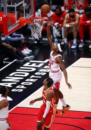 CHICAGO, IL - DECEMBER 29: Chicago Bulls Guard Ayo Dosunmu (12) drives to the basket for a layup during a NBA, Basketball Herren, USA game between the Atlanta Hawks and the Chicago Bulls on December 29, 2021 at the United Center in Chicago, IL. (Photo by Melissa Tamez Icon Sportswire) NBA: DEC 29 Hawks at Bulls Icon2112292222
