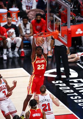 CHICAGO, IL - DECEMBER 29: Atlanta Hawks Forward Cam Reddish (22) slam dunks the ball during a NBA, Basketball Herren, USA game between the Atlanta Hawks and the Chicago Bulls on December 29, 2021 at the United Center in Chicago, IL. (Photo by Melissa Tamez Icon Sportswire) NBA: DEC 29 Hawks at Bulls Icon2112292323
