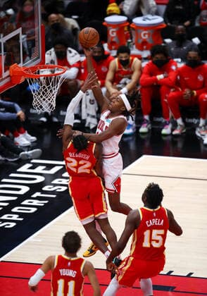 CHICAGO, IL - DECEMBER 29: Chicago Bulls Guard Ayo Dosunmu (12) drives to the basket for a layup while being defended by Atlanta Hawks Forward Cam Reddish (22) during a NBA, Basketball Herren, USA game between the Atlanta Hawks and the Chicago Bulls on December 29, 2021 at the United Center in Chicago, IL. (Photo by Melissa Tamez Icon Sportswire) NBA: DEC 29 Hawks at Bulls Icon2112292424