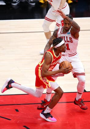 CHICAGO, IL - DECEMBER 29: Atlanta Hawks Forward Wes Iwundu (24) drives to the basket while being defended by Chicago Bulls Forward DeMar DeRozan (11) during a NBA, Basketball Herren, USA game between the Atlanta Hawks and the Chicago Bulls on December 29, 2021 at the United Center in Chicago, IL. (Photo by Melissa Tamez Icon Sportswire) NBA: DEC 29 Hawks at Bulls Icon2112292626
