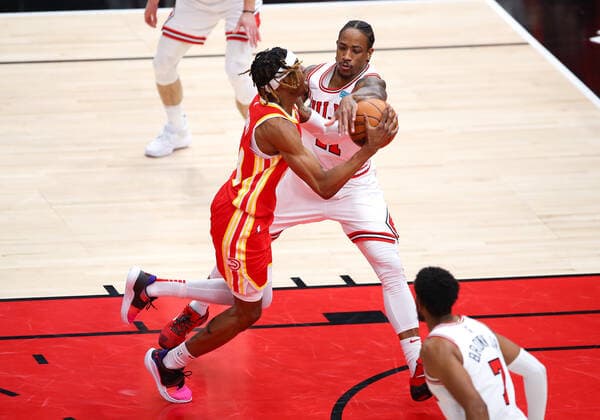 CHICAGO, IL - DECEMBER 29: Chicago Bulls Forward DeMar DeRozan (11) knocks the ball out of Atlanta Hawks Forward Wes Iwundu (24) hands during a NBA, Basketball Herren, USA game between the Atlanta Hawks and the Chicago Bulls on December 29, 2021 at the United Center in Chicago, IL. (Photo by Melissa Tamez Icon Sportswire) NBA: DEC 29 Hawks at Bulls Icon2112292727