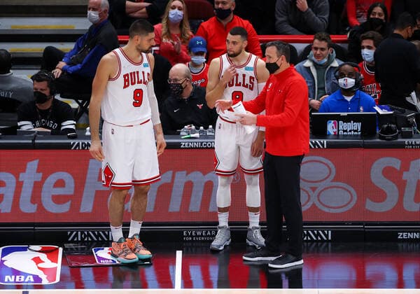 CHICAGO, IL - DECEMBER 29: Chicago Bulls interim head coach Chris Fleming talks with Chicago Bulls Center Nikola Vucevic (9) and Chicago Bulls Guard Zach LaVine (8) during a NBA, Basketball Herren, USA game between the Atlanta Hawks and the Chicago Bulls on December 29, 2021 at the United Center in Chicago, IL. (Photo by Melissa Tamez Icon Sportswire) NBA: DEC 29 Hawks at Bulls Icon2112292828