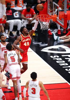 CHICAGO, IL - DECEMBER 29: Atlanta Hawks Forward Cameron Oliver (49) drives to the basket for a layup during a NBA, Basketball Herren, USA game between the Atlanta Hawks and the Chicago Bulls on December 29, 2021 at the United Center in Chicago, IL. (Photo by Melissa Tamez Icon Sportswire) NBA: DEC 29 Hawks at Bulls Icon2112292929