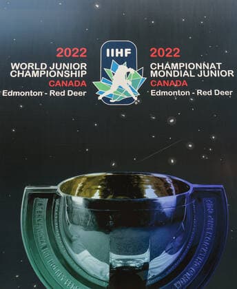 Ice hockey, Eishockey 2022 World Juniors Cancelled Due To COVID-19 Cases Championship poster visible at the entrance to Rogers Place Arena, in Edmonton. The 2022 World Juniors hockey tournament was cancelled Wednesday afternoon after multiple COVID-19 cases were found within the teams. On Wednesday, December 29, 2021, in Edmonton, Alberta, Canada. Edmonton Canada  Copyright: xArturxWidakx originalFilename:widak-icehocke211229_npje4.jpg