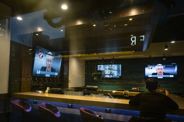 Ice hockey, Eishockey 2022 World Juniors Cancelled Due To COVID-19 Cases A man seats in the empty bar outside Rogers Place Arena during this afternoon Championship cancellation announcement. The 2022 World Juniors hockey tournament was cancelled Wednesday afternoon after multiple COVID-19 cases were found within the teams. On Wednesday, December 29, 2021, in Edmonton, Alberta, Canada. Edmonton Canada  Copyright: xArturxWidakx originalFilename:widak-icehocke211229_npzyD.jpg