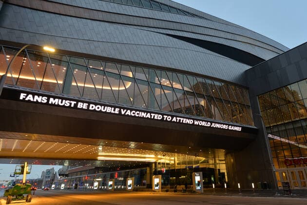 Ice hockey, Eishockey 2022 World Juniors Cancelled Due To COVID-19 Cases A general view of Rogers Place Arena following this afternoon Championship cancellation announcement. The 2022 World Juniors hockey tournament was cancelled Wednesday afternoon after multiple COVID-19 cases were found within the teams. On Wednesday, December 29, 2021, in Edmonton, Alberta, Canada. Edmonton Canada  Copyright: xArturxWidakx originalFilename:widak-icehocke211229_npt02.jpg