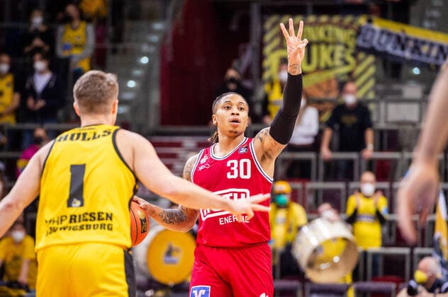 Timeric Dejaun Williams JR JobStairs Giessen 46ers 30 Jordan Hulls MHP RIESEN Ludwigsburg 1 at the BBL game MHP Riesen Ludwigsburg JobStairs Giessen 46ers on 29 12 2021 in Ludwigsburg MHPArena Germany Ludwigsburg 29 12 21 Basketball , 29 12 2021, Ludwigsburg Germany xpxsdx