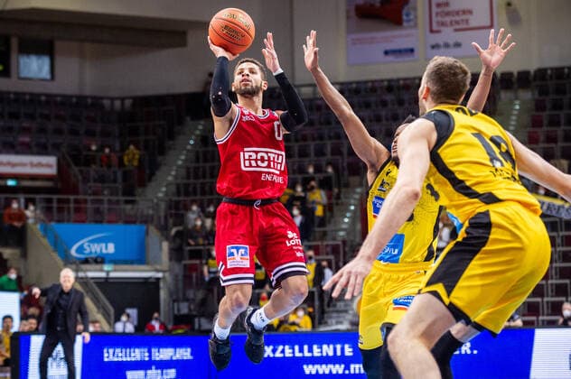 Kendale Deshawn McCullum JobStairs Giessen 46ers 0 JJames Woodard MHP RIESEN Ludwigsburg 8 Jonas Wohlfarth Bottermann MHP RIESEN Ludwigsburg 18 during the BBL game MHP Riesen Ludwigsburg JobStairs Giessen 46ers on 29 12 2021 in Ludwigsburg MHPArena Germany Ludwigsburg 29 12 21 Basketball , 29 12 2021, Ludwigsburg Germany xpxsdx