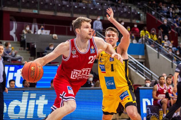 Florian Koch JobStairs Giessen 46ers 21 Jordan Hulls MHP RIESEN Ludwigsburg 1 at the BBL game MHP Riesen Ludwigsburg JobStairs Giessen 46ers on 29 12 2021 in Ludwigsburg MHPArena Germany Ludwigsburg 29 12 21 Basketball , 29 12 2021, Ludwigsburg Germany xpxsdx