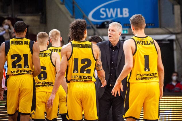 John Patrick Headcoach MHP RIESEN Ludwigsburg with Jonah Radebaugh MHP RIESEN Ludwigsburg 12 and Jordan Hulls MHP RIESEN Ludwigsburg 1 during the BBL match MHP Riesen Ludwigsburg JobStairs Giessen 46ers on 29 12 2021 in Ludwigsburg MHPArena Germany Ludwigsburg 29 12 21 Basketball , 29 12 2021, Ludwigsburg Germany xpxsdx
