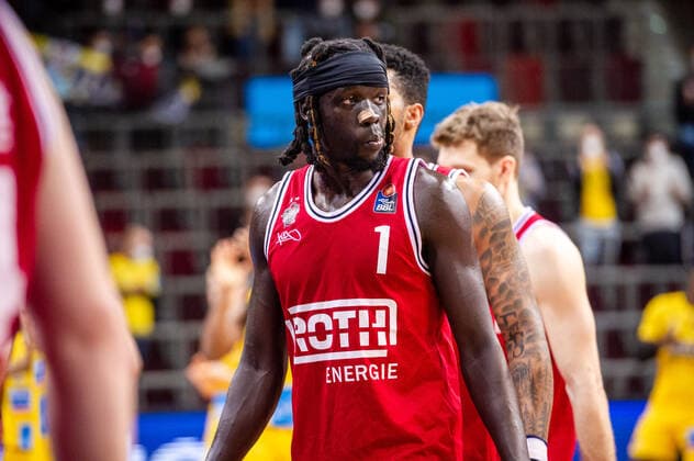 Nuni Omot JobStairs Giessen 46ers 1 Disappointed at the BBL game MHP Riesen Ludwigsburg JobStairs Giessen 46ers on 29 12 2021 in Ludwigsburg MHPArena Germany Ludwigsburg 29 12 21 Basketball , 29 12 2021, Ludwigsburg Germany xpxsdx