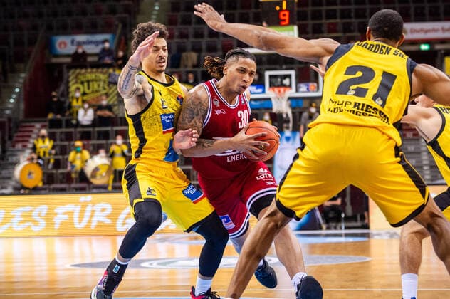 Timeric Dejaun Williams JR JobStairs Giessen 46ers 30 vs Jonah Radebaugh MHP RIESEN Ludwigsburg 12 and Tremmell Darden MHP RIESEN Ludwigsburg 21 during the BBL match MHP Riesen Ludwigsburg JobStairs Giessen 46ers on 29 12 2021 in Ludwigsburg MHPArena Germany Ludwigsburg 29 12 21 Basketball , 29 12 2021, Ludwigsburg Germany xpxsdx