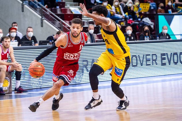Kendale Deshawn McCullum JobStairs Giessen 46ers 0 James Woodard MHP RIESEN Ludwigsburg 8 at the BBL game MHP Riesen Ludwigsburg JobStairs Giessen 46ers on 29 12 2021 in Ludwigsburg MHPArena Germany Ludwigsburg 29 12 21 Basketball , 29 12 2021, Ludwigsburg Germany xpxsdx