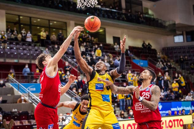 Yorman Polas Bartolo MHP RIESEN Ludwigsburg 13 Dennis Daniel Nawrocki JobStairs Giessen 46ers 2 Phillip Darnell Fayne II JobStairs Giessen 46ers 25 at the BBL game MHP Riesen Ludwigsburg JobStairs Giessen 46ers on 29 12 2021 in Ludwigsburg MHPArena Germany Ludwigsburg 29 12 21 Basketball , 29 12 2021, Ludwigsburg Germany xpxsdx