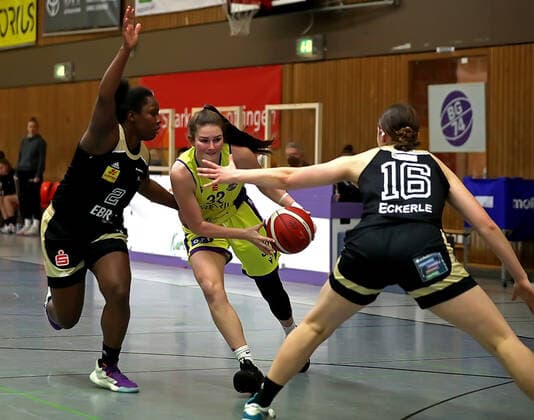 GSD zje123 Basketball Bundesliga Womens Medical Instinct Violets BG74 TK Hannover Luchse Göttingens Katharine Tudor on the ball against Hannovers Kelly la Nette Moten, left, and Helena Eckerle