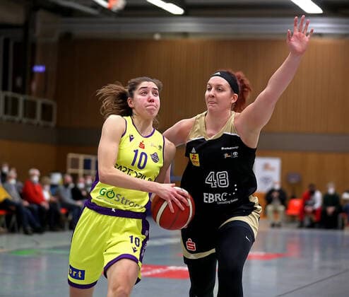 GSD zje123 Basketball Bundesliga Women Medical Instinct Violets BG74 TK Hannover Luchse Göttingens Vasiliki Karambasta on the ball against Hannovers Anne Zipser