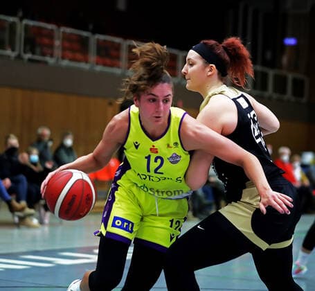 GSD zje123 Basketball Bundesliga Women Medical Instinct Violets BG74 TK Hannover Luchse Göttingens Marie Reichertr on the ball against Hannovers Anne Zipser