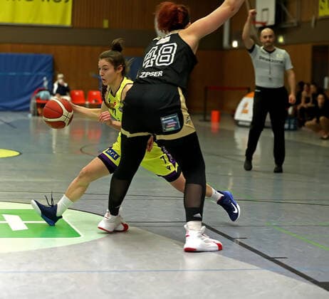 GSD zje123 Basketball Bundesliga Women Medical Instinct Violets BG74 TK Hannover Luchse Göttingens Jennifer Crowder on the ball against Hannovers Anne Zipser
