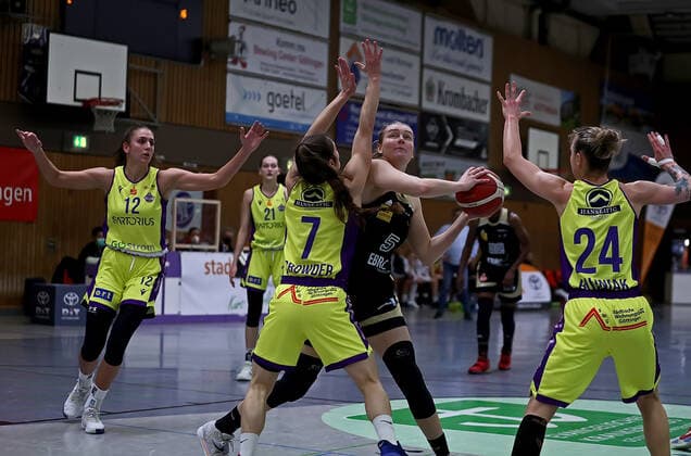 GSD zje123 Basketball Bundesliga Women Medical Instinct Violets BG74 TK Hannover Luchse Hannovers Samantha Roscoe on the ball against Göttingens Jennifer Crowder