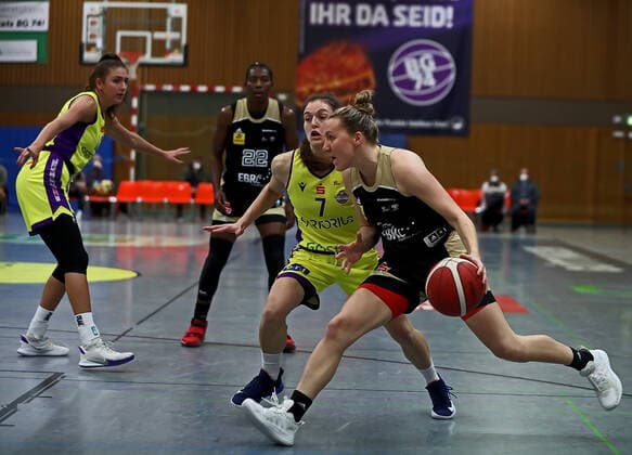 GSD zje123 Basketball Bundesliga Women Medical Instinct Violets BG74 TK Hannover Luchse Hannovers Finja Schaake on the ball against Göttingens Jennifer Crowder