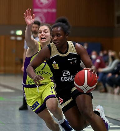 GSD zje123 Basketball Bundesliga Women Medical Instinct Violets BG74 TK Hannover Luchse Hannovers Kelly la Nette Moten on the ball against Göttingens Jennifer Crowder