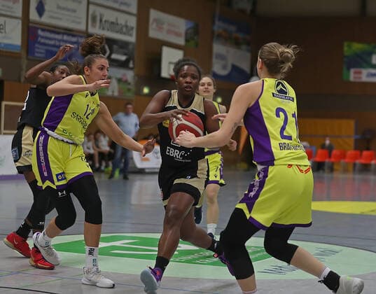 GSD zje123 Basketball Bundesliga Women Medical Instinct Violets BG74 TK Hannover Luchse Hannovers Kelly la Nette Moten on the ball against Göttingens Kristyna Brabencova right and Marie Reichert