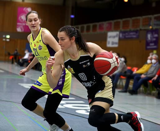 GSD zje123 Basketball Bundesliga Women Medical Instinct Violets BG74 TK Hannover Luchse Hannovers Tessa Stammberger on the ball against Göttingens Kristyna Brabencova