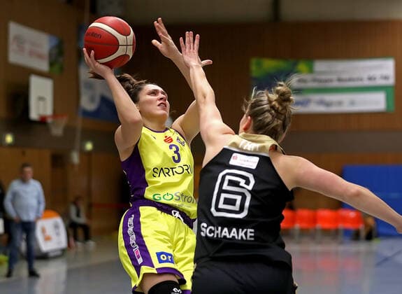 GSD zje123 Basketball Bundesliga Women Medical Instinct Violets BG74 TK Hannover Luchse Göttingens Dragana Domuzin on the ball against Hannovers Finja Schaake