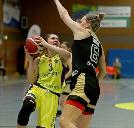 GSD zje123 Basketball Bundesliga Women Medical Instinct Violets BG74 TK Hannover Luchse Göttingens Dragana Domuzin on the ball against Hannovers Finja Schaake