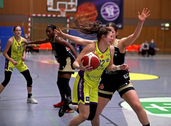 GSD zje123 Basketball Bundesliga Women Medical Instinct Violets BG74 TK Hannover Luchse Göttingens Katharine Tudor on the ball against Hannovers Helena Eckerle