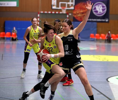 GSD zje123 Basketball Bundesliga Women Medical Instinct Violets BG74 TK Hannover Luchse Göttingens Katharine Tudor on the ball against Hannovers Helena Eckerle