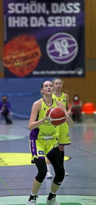 GSD zje123 Basketball Bundesliga Women Medical Instinct Violets BG74 TK Hannover Luchse Göttingens Kristyna Barabencova on the ball