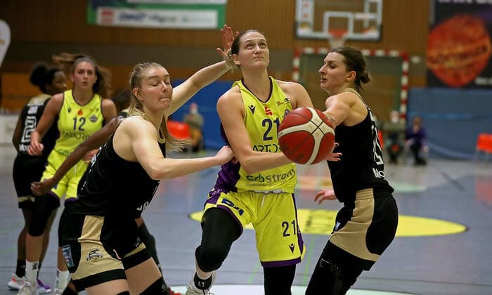 GSD zje123 Basketball Bundesliga Women Medical Instinct Violets BG74 TK Hannover Luchse Göttingens Kristyna Barabencova on the ball against Hanovers Samantha Roscoe left and Aldona Morawiec