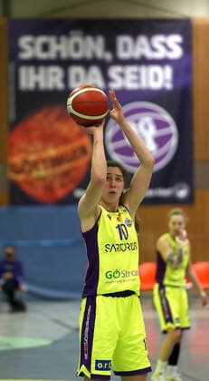 GSD zje123 Basketball Bundesliga Women Medical Instinct Violets BG74 TK Hannover Luchse Göttingens Vasiliki Karambasta on the ball