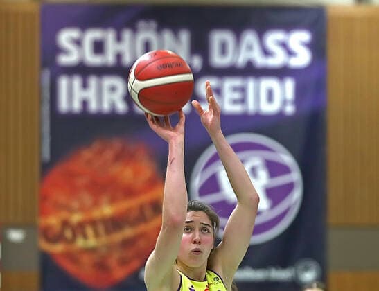 GSD zje123 Basketball Bundesliga Women Medical Instinct Violets BG74 TK Hannover Luchse Göttingens Vasiliki Karambasta on the ball