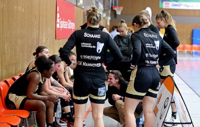 GSD zje123 Basketball Bundesliga Women Medical Instinct Violets BG74 TK Hanover Lynx Hanover coach Sidney Parsons