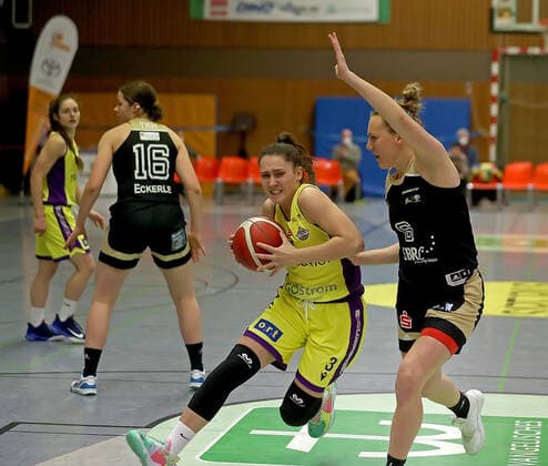GSD zje123 Basketball Bundesliga Women Medical Instinct Violets BG74 TK Hannover Luchse Göttingens Dragana Domuzin on the ball against Hannovers Finja Schaake